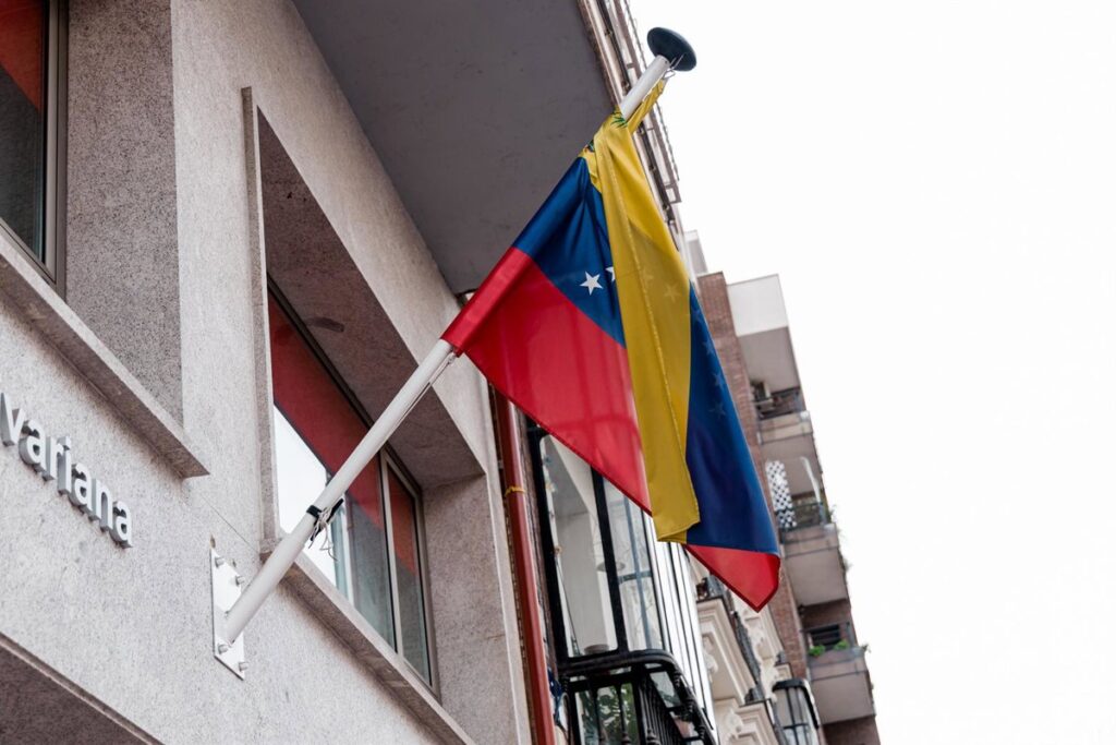 Bandera de Venezuela ondea en consulado mientras 5 españoles liberados, incluida activista Rocío San Miguel, abordan avión a Madrid