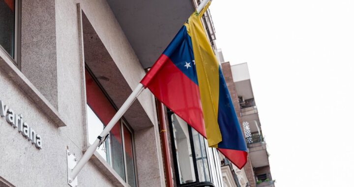 Bandera de Venezuela ondea en consulado mientras 5 españoles liberados, incluida activista Rocío San Miguel, abordan avión a Madrid
