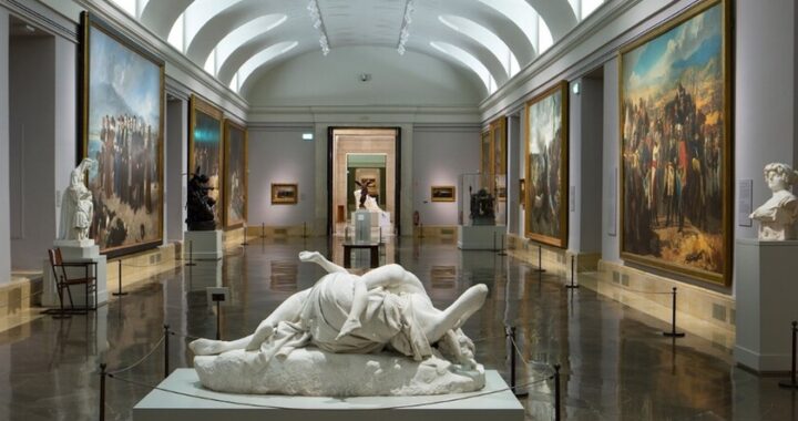 Sala vacía del Museo del Prado con 'Las Meninas' al fondo, sin multitudes ni colas, mostrando el nuevo modelo de visita tranquila