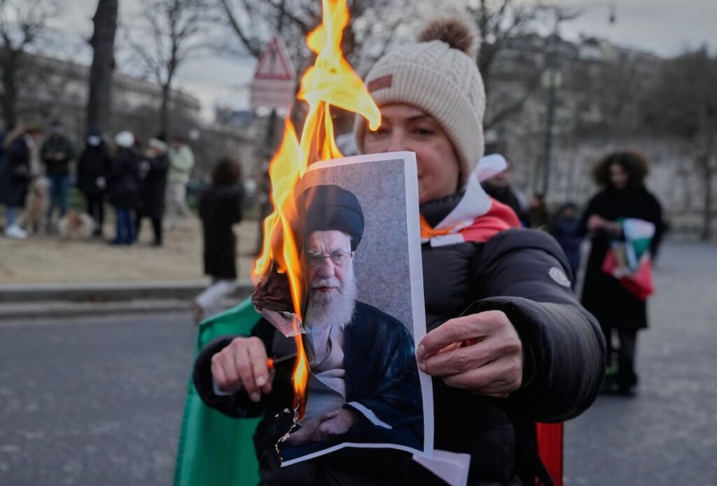 Antena Starlink con señal interferida por equipos de 'jamming' iraníes en medio de protestas callejeras