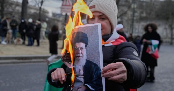 Antena Starlink con señal interferida por equipos de 'jamming' iraníes en medio de protestas callejeras