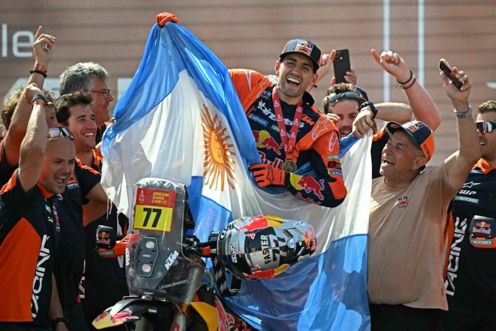 Luciano Benavides en el podio del Dakar 2026 con la bandera argentina tras ganar por 2 segundos