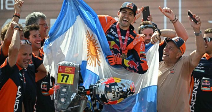 Luciano Benavides en el podio del Dakar 2026 con la bandera argentina tras ganar por 2 segundos