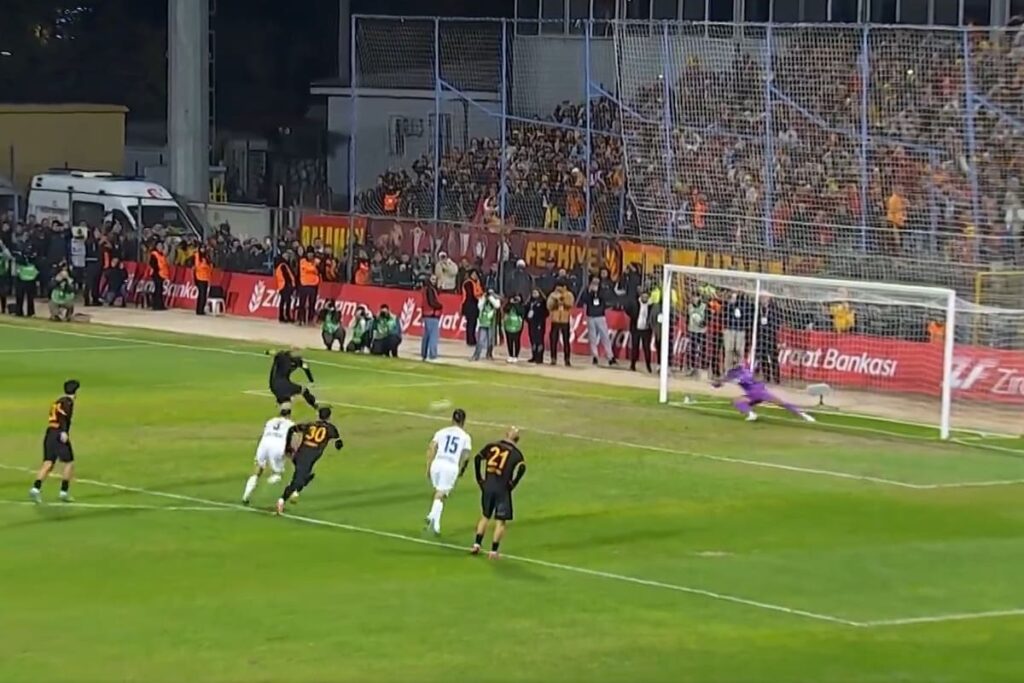 Mauro Icardi con gesto de frustración tras fallar un penal, pero luego celebra su asistencia decisiva en el partido