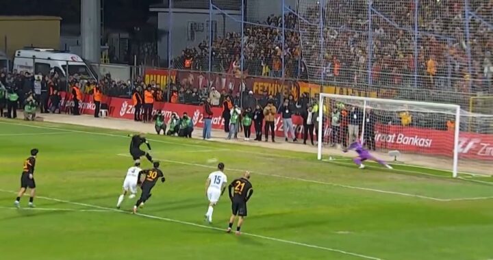 Mauro Icardi con gesto de frustración tras fallar un penal, pero luego celebra su asistencia decisiva en el partido