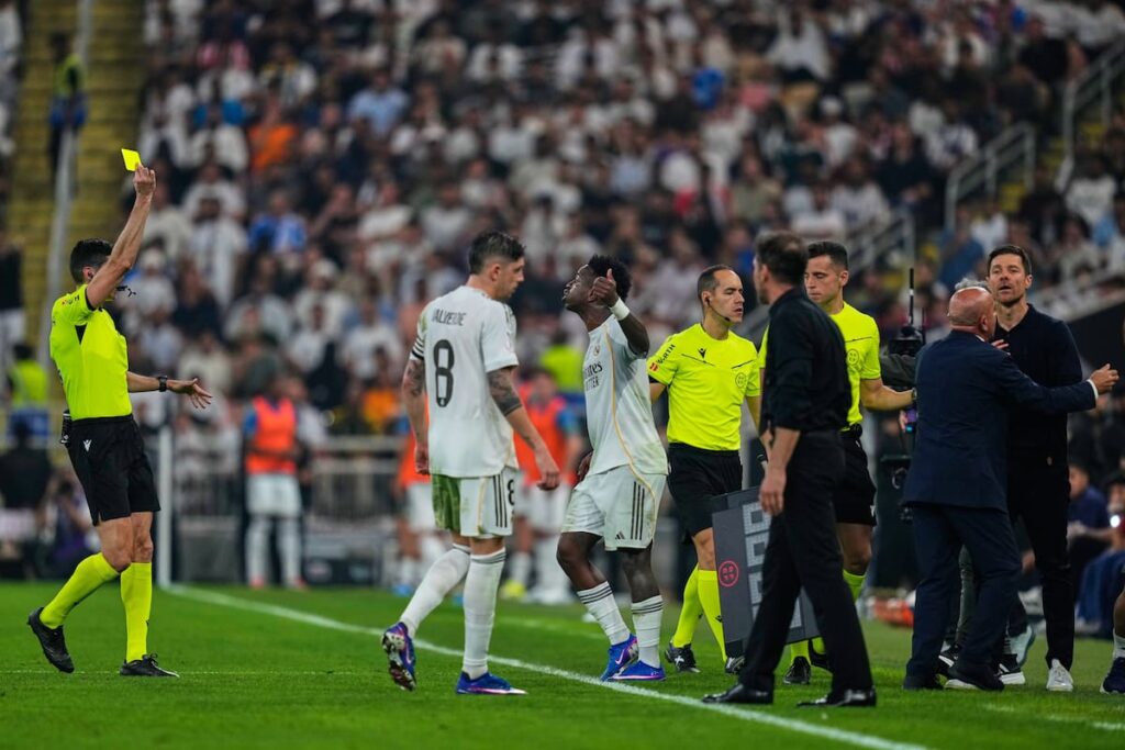 Diego Simeone señalando a Vinícius Júnior durante el tenso clásico Madrid-Atlético con gestos de confrontación en el banquillo