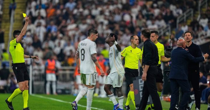 Diego Simeone señalando a Vinícius Júnior durante el tenso clásico Madrid-Atlético con gestos de confrontación en el banquillo