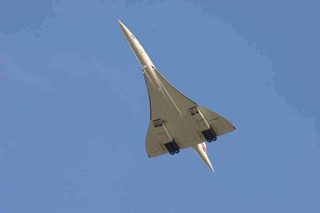 Concorde en vuelo supersónico a Mach 2.04, con su icónica nariz basculante inclinada y estela de vapor