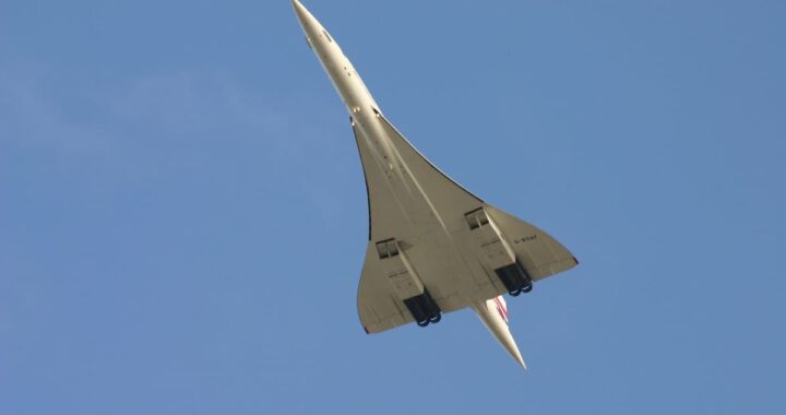 Concorde en vuelo supersónico a Mach 2.04, con su icónica nariz basculante inclinada y estela de vapor