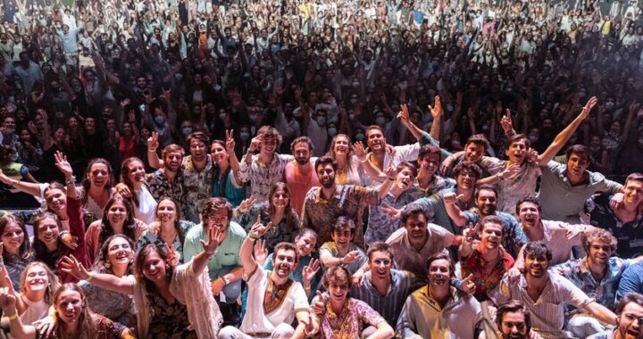 Multitud de jóvenes en concierto de música católica contemporánea con luces y pantallas gigantes, reflejo del auge del catolicismo pop