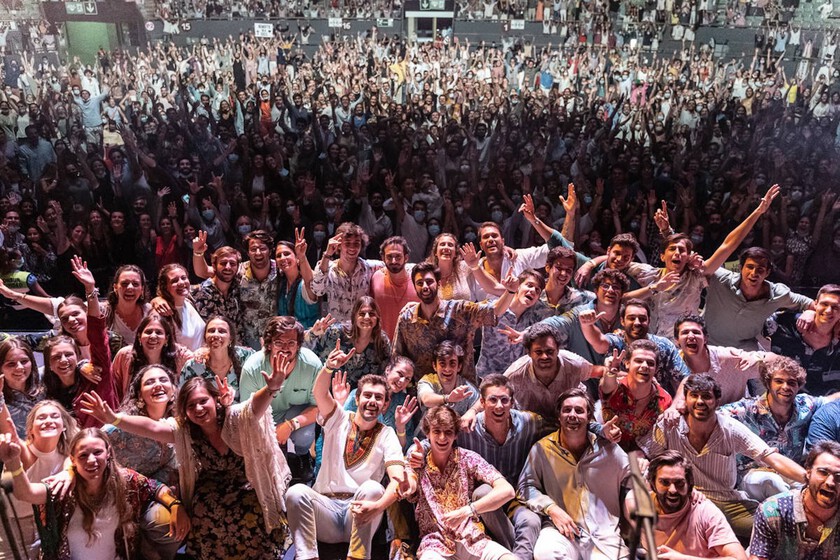Multitud de jóvenes en concierto de música católica contemporánea con luces y pantallas gigantes, reflejo del auge del catolicismo pop