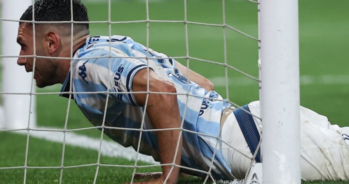 Ronaldo Martínez, máximo goleador con 8 goles en 13 partidos, simboliza la crisis del *9* de área en Argentina