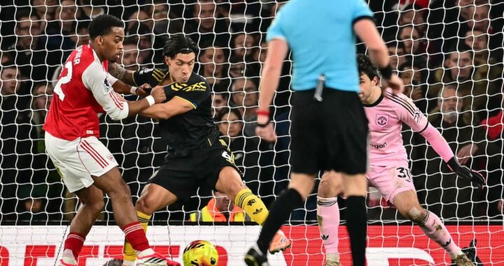Lisandro Martínez con gesto de dolor tras su gol en contra, mientras Cunha celebra el 3-2 al Arsenal en el Emirates