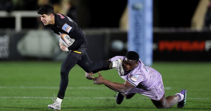 Simón Benítez Cruz celebra su try de 40 metros que rompió 399 días de sequía en Newcastle