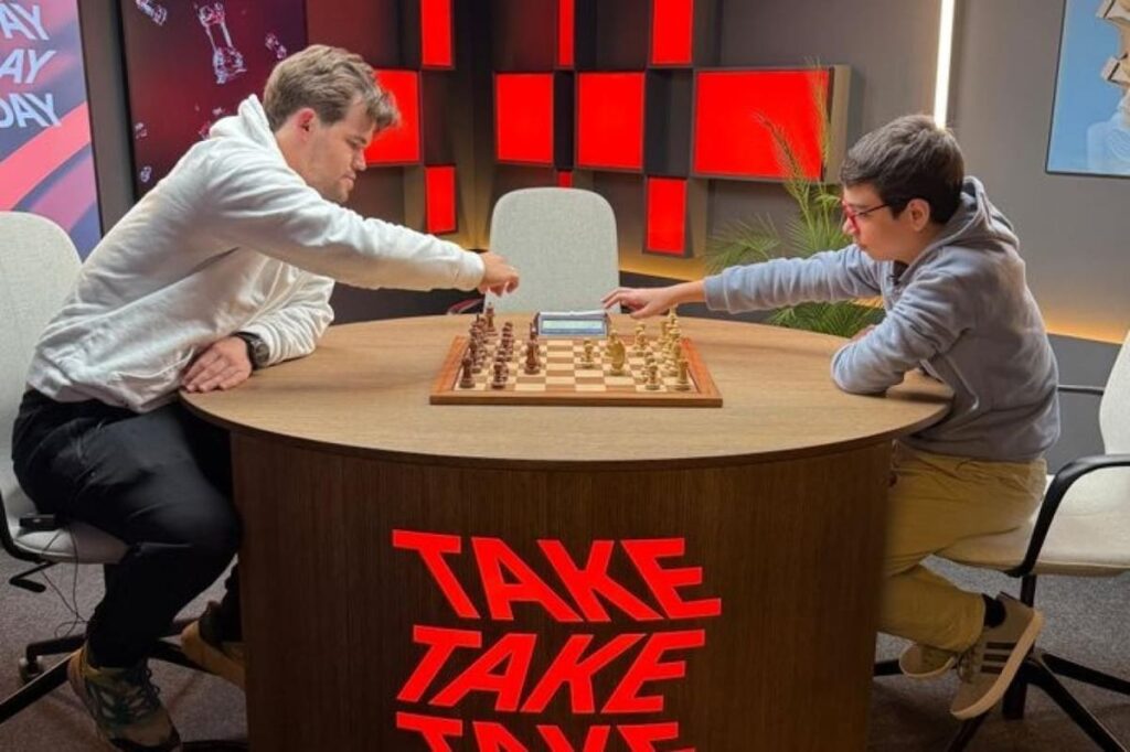 Faustino Oro, de 12 años, analizando una partida de ajedrez frente a Magnus Carlsen en Oslo con expresión concentrada