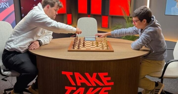 Faustino Oro, de 12 años, analizando una partida de ajedrez frente a Magnus Carlsen en Oslo con expresión concentrada