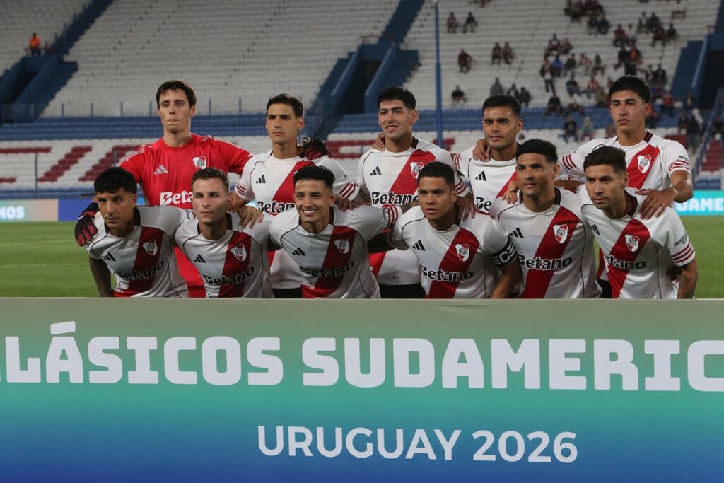 Marcelo Gallardo analiza tácticas con Fausto Vera y Matías Viña en pretemporada de River, mostrando presión alta y laterales proyectados