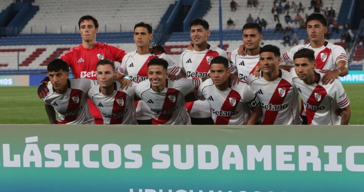 Marcelo Gallardo analiza tácticas con Fausto Vera y Matías Viña en pretemporada de River, mostrando presión alta y laterales proyectados