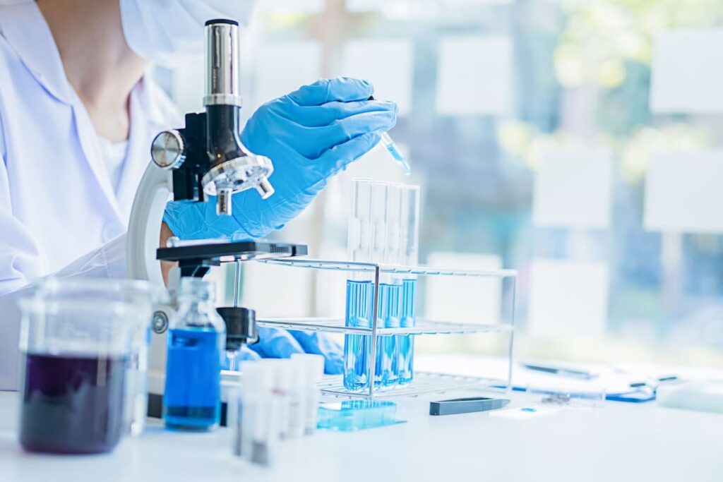 Científico analizando en pantalla cómo una IA de Google resuelve el enigma de las superbacterias en 48 horas