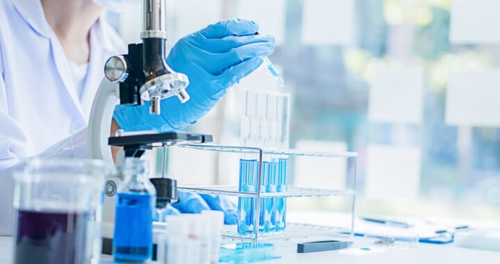 Científico analizando en pantalla cómo una IA de Google resuelve el enigma de las superbacterias en 48 horas