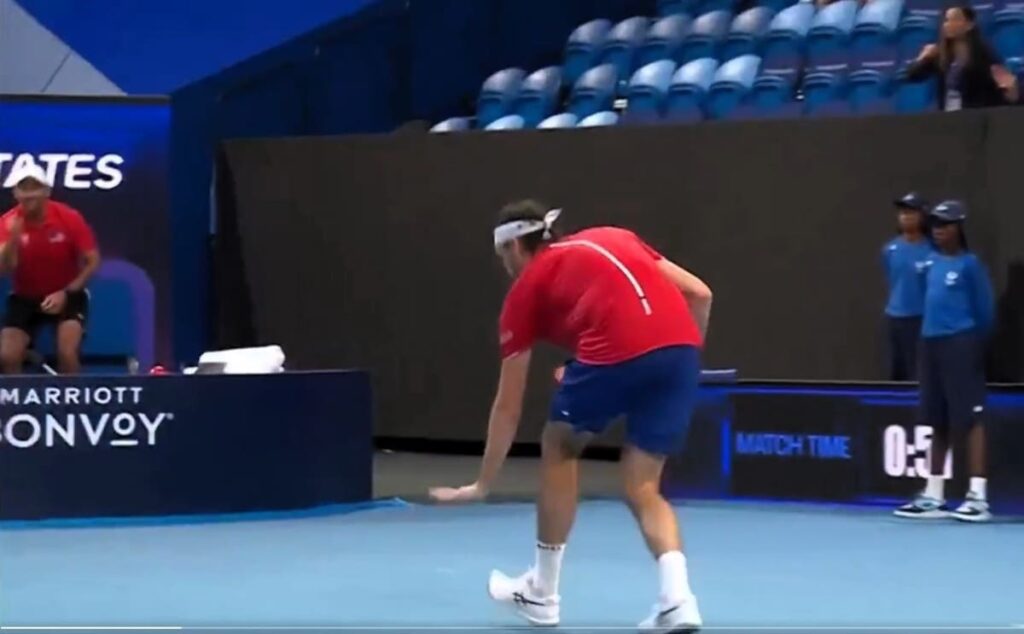 Taylor Fritz simula con las manos la estatura de Sebastián Báez durante el partido en la United Cup 2025