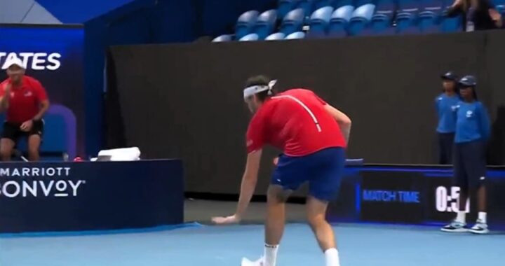 Taylor Fritz simula con las manos la estatura de Sebastián Báez durante el partido en la United Cup 2025