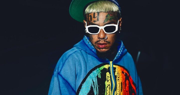 Tekashi 6ix9ine con tatuajes visibles en patio carcelario mientras guardias observan a Maduro a lo lejos