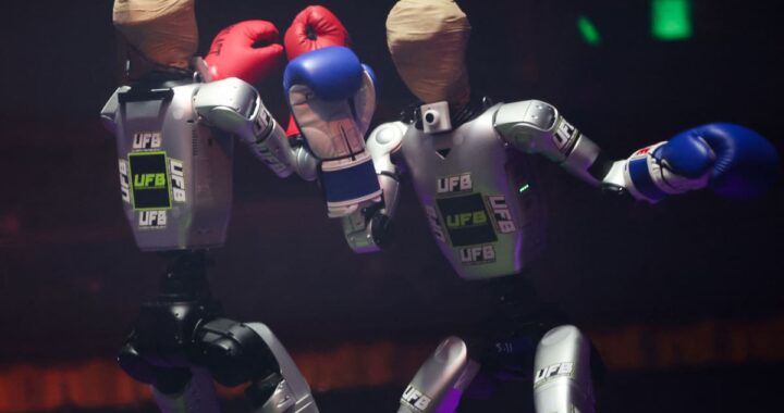 Dos robots humanoides midiendo fuerzas en un ring futurista durante combate en vivo con pilotos controlándolos