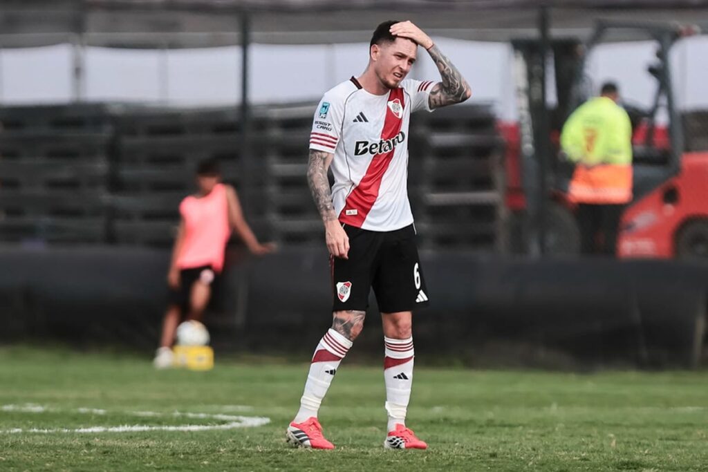 Quintero celebra su asistencia a Montiel en el gol histórico en el estadio Chiqui Tapia lleno de hinchas