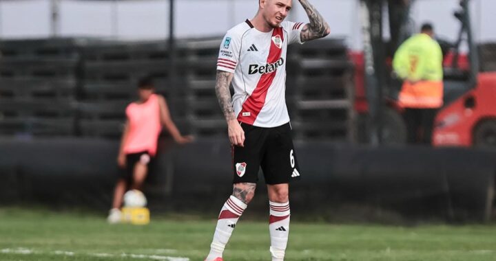 Quintero celebra su asistencia a Montiel en el gol histórico en el estadio Chiqui Tapia lleno de hinchas