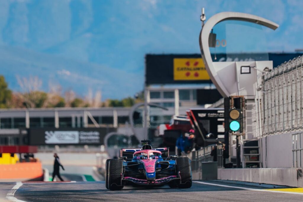Franco Colapinto al volante del Alpine A526 en su primer test de 2026, con 60 vueltas completadas en Montmeló