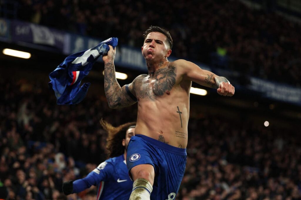 Enzo Fernández celebra su gol en el minuto 92 con el Chelsea, rematando al ángulo con la zurda en Stamford Bridge