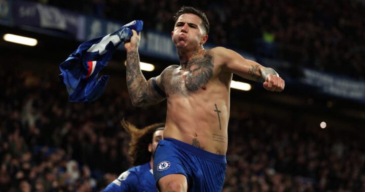 Enzo Fernández celebra su gol en el minuto 92 con el Chelsea, rematando al ángulo con la zurda en Stamford Bridge
