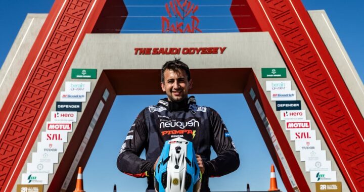 Piloto argentino ajustando su KTM 450 Rally en el desierto, con casa rodante y equipo modesto a sus espaldas