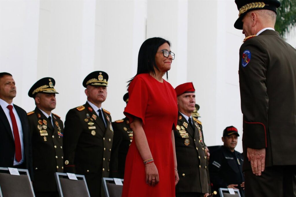 Delcy Rodríguez firma la ley de amnistía 2024 con presos políticos en libertad al fondo