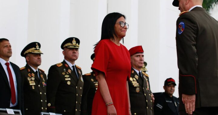 Delcy Rodríguez firma la ley de amnistía 2024 con presos políticos en libertad al fondo