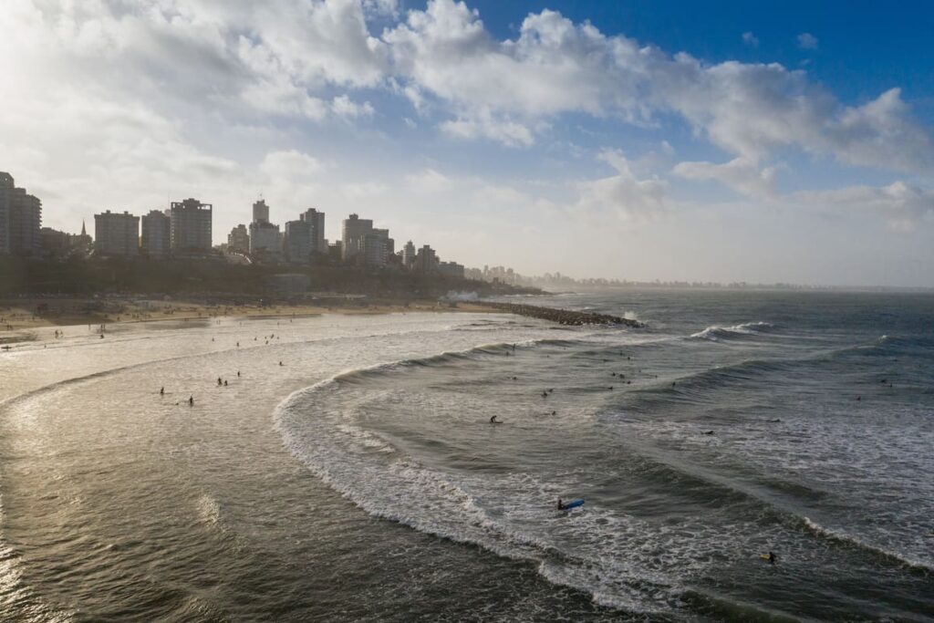 Vista aérea de Playa Varese en Mar del Plata con su infraestructura inclusiva y banderas Blue Flag ondeando