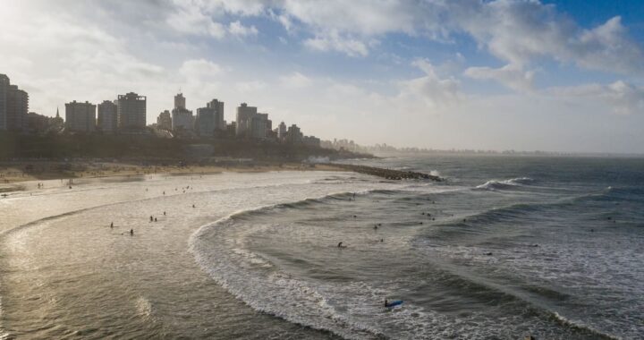 Vista aérea de Playa Varese en Mar del Plata con su infraestructura inclusiva y banderas Blue Flag ondeando