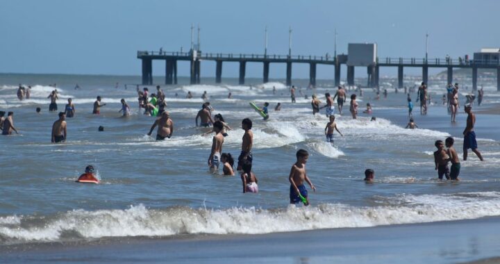 Vista aérea de La Posta del Mar en Pinamar con sombrillas alineadas y el mar turquesa al fondo, elegida como mejor playa por IA