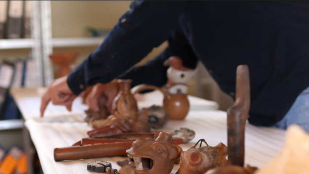 Cerámica y máscaras de tumbaga de la cultura Caranqui exhibidas en museo con sistema antisaqueo