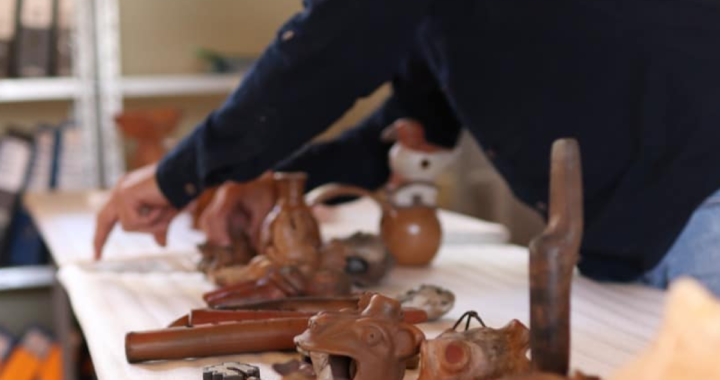 Cerámica y máscaras de tumbaga de la cultura Caranqui exhibidas en museo con sistema antisaqueo