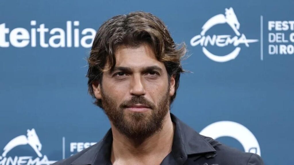 Can Yaman con expresión seria en imagen de registro policial por caso de drogas en Estambul