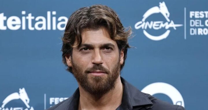 Can Yaman con expresión seria en imagen de registro policial por caso de drogas en Estambul