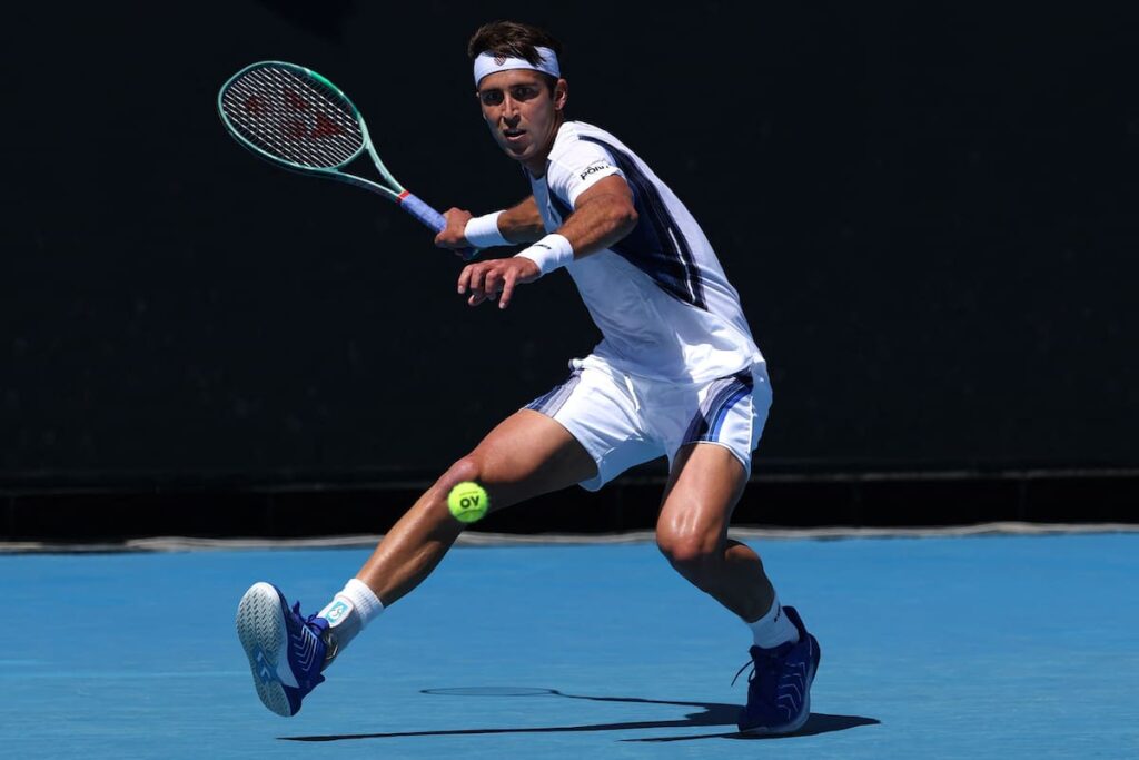 Tomás Etcheverry celebra victoria en el Australian Open 2026 tras maratónico partido de 5 sets