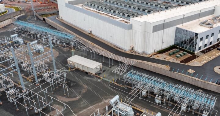 Donald Trump en reunión con gobernadores firmando acuerdo energético mientras gráficos muestran subida de precios de electricidad por demanda de IA
