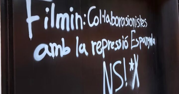 Fachada de oficina con pintada roja 'Colaboracionistas con la represión española' tras estreno polémico