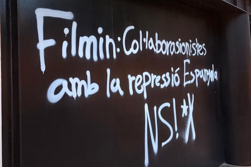Fachada de oficina con pintada roja 'Colaboracionistas con la represión española' tras estreno polémico