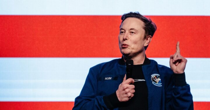 Elon Musk en evento tecnológico explicando cómo la IA podría hacer irrelevante el ahorro tradicional con robots como Optimus de Tesla