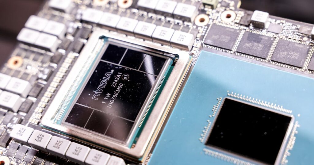 Chip H200 de Nvidia sobre circuito con bandera china y gráficos de IA en segundo plano