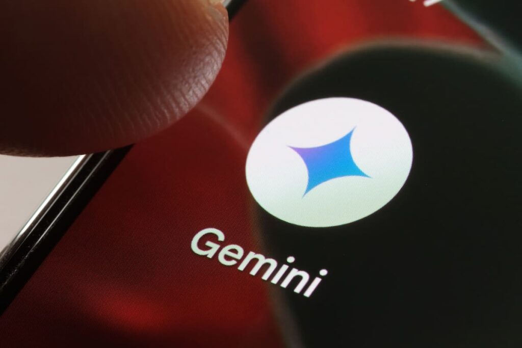 Pantalla de smartphone mostrando alerta de privacidad con logo de Google y Gemini sobre fondo de fotos y correos personales